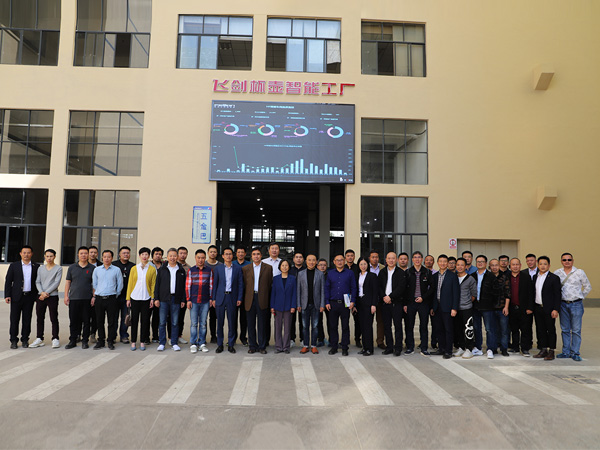 杯業(yè)協(xié)會(huì)行業(yè)領(lǐng)導(dǎo)們蒞臨客戶現(xiàn)場參觀